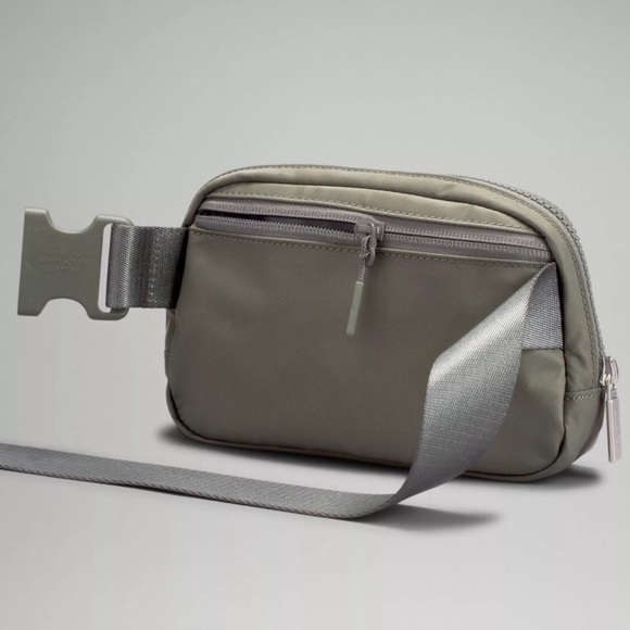NWT Lululemon Everywhere Belt Bag Sage Grey - Picture 2 of 3